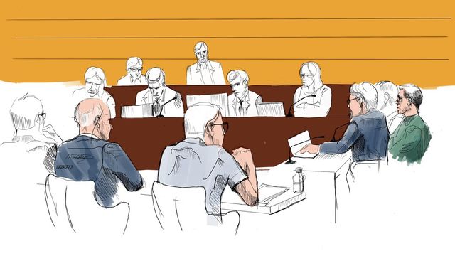 Teckning på två av de misstänkta Ica-handlarna tillsammans med deras respektive försvarsadvokater Henrik Olsson Lilja och Conny Cedermark från den första förhandlingsdagen i Stockholms tingsrätt den 5 september. Foto: JOHAN HALLNÄS/TT