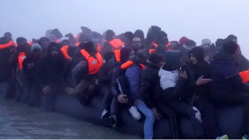 Båtmigranter anländer i Storbritannien. Foto: X