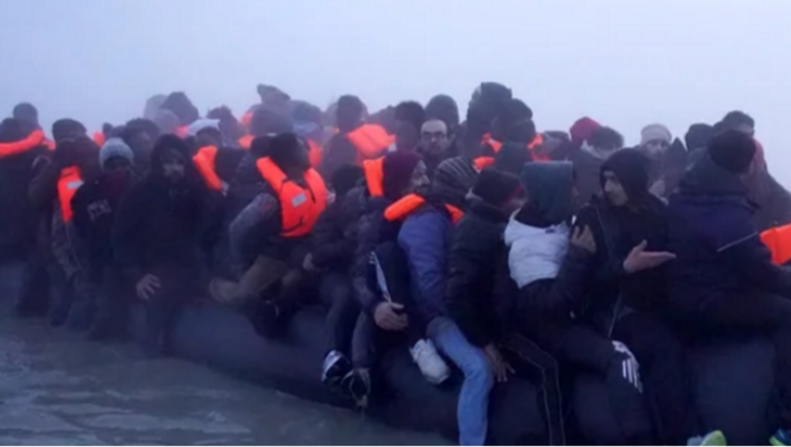 Båtmigranter anländer i Storbritannien. Foto: X