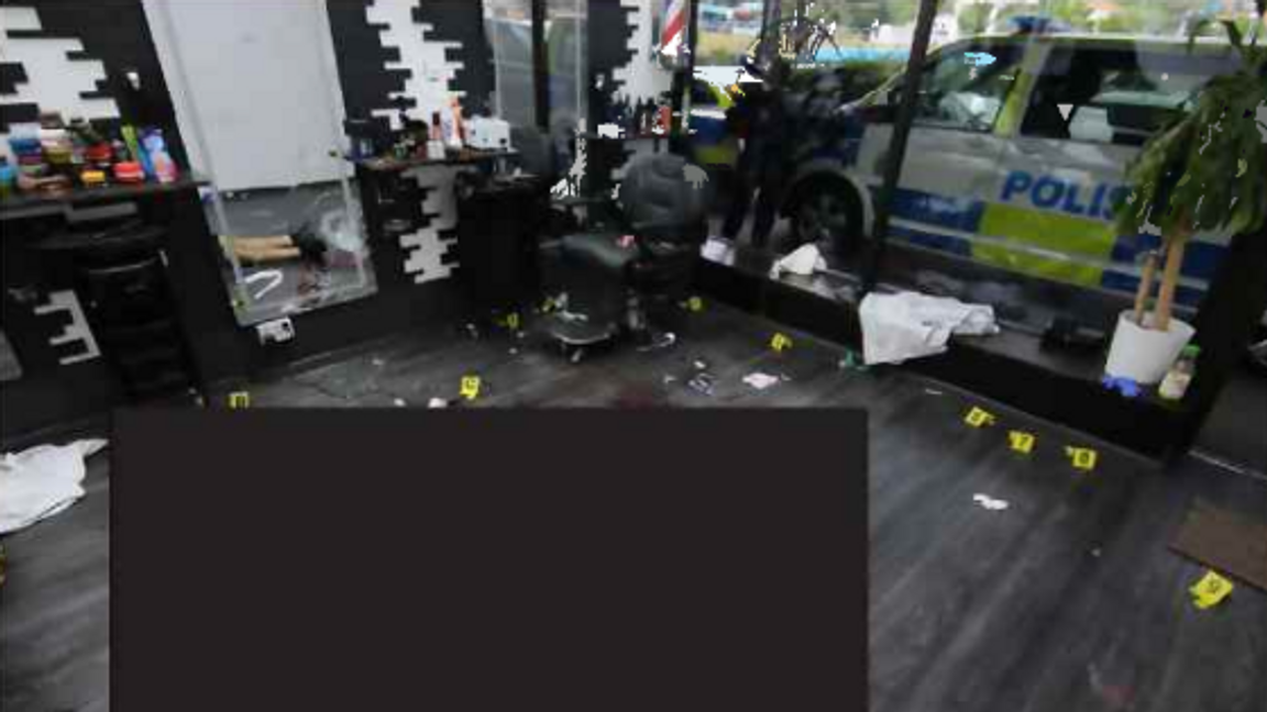 Polisens tekniker på plats på frisörsalongen på Marklandsgatan för att analysera brottsplatsen. Foto: Polisen