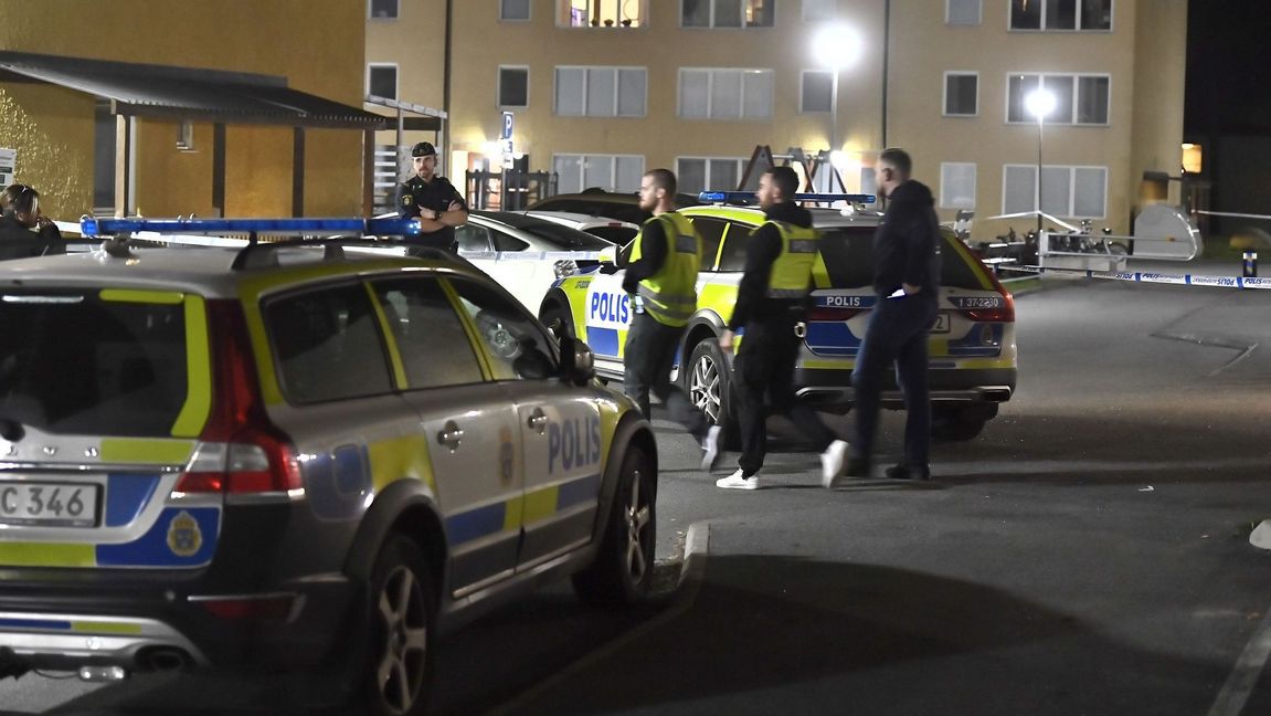 Polisen arbetar vid platsen där två personer sköts under fredagskvällen. Foto: Claudio Bresciani/TT.