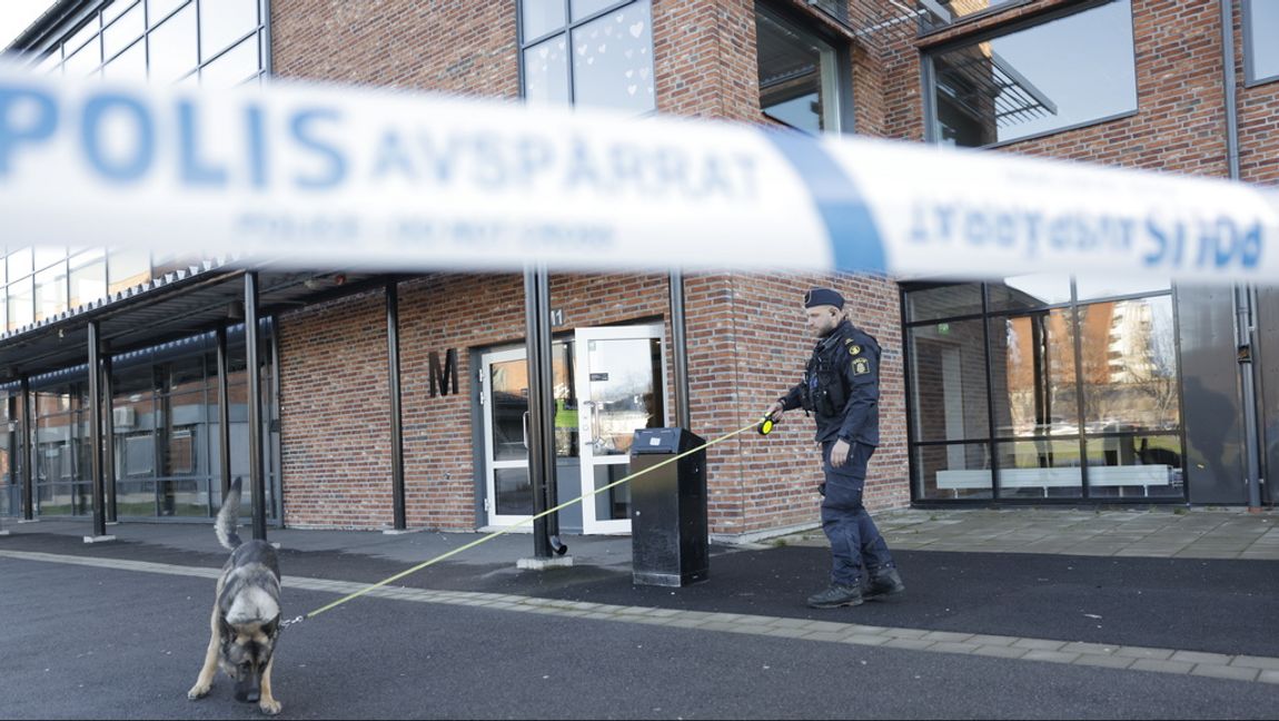 Polis på plats vid en skola i Hallsberg sedan två elever blivit knivskurna inne på skolan. Eleverna har förts till sjukhus och skadeläget är oklart enligt skolan. Foto: Pavel Koubek/TT