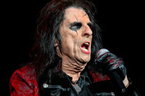 Alice Cooper vill tillbaka till ett råare sound och har återförenat sitt originalband. Bild från Sweden Rock förra året. Foto: Fredrik Sandberg/TT
