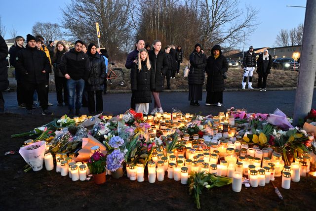 Sörjande har placerat blommor och ljus utanför Risbergska skolan i Örebro dagen efter skolskjutningen där minst 11 personer miste sina liv. Anders Wiklund/TT