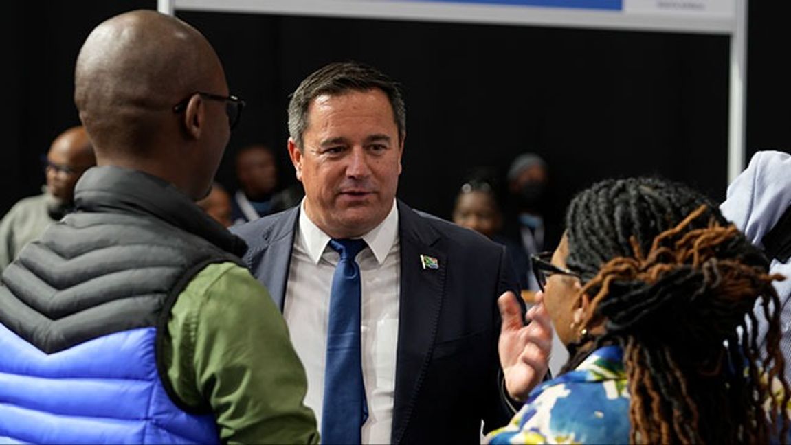  John Steenhuisen från Democratic Alliance möter väljare. Bild: AP Photo/Themba Hadebe