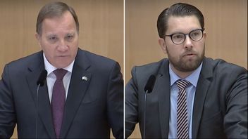 Stefan Löfven (S) och Jimmie Åkesson (SD) var inte överens om mycket i onsdagens partiledardebatt. Men under ett replikskifte avtackade Åkesson Löfven – som gjorde sin sista debatt – med en bok om korvar och en kryddstark korv. Foto: Riksdagen