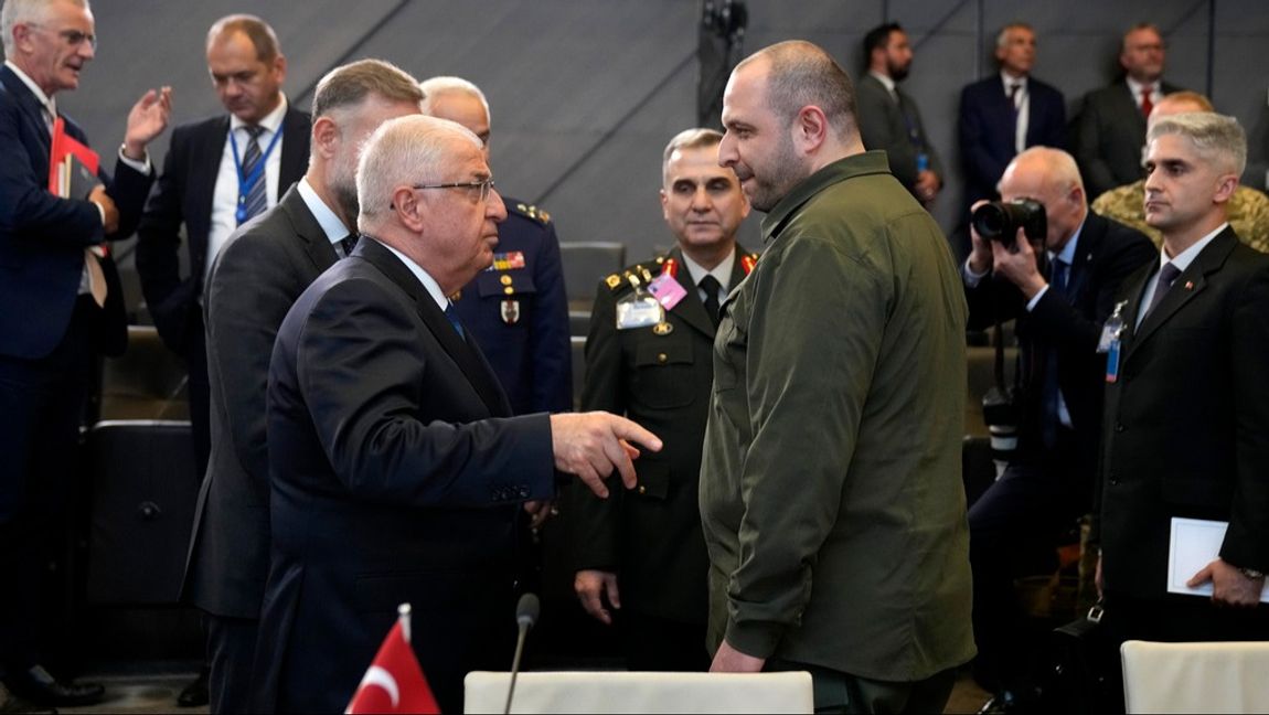 Turkiets försvarsminister Yasar Güler (till vänster) talar med Ukrainas nye försvarsminister Rustem Umjerov vid ett möte med Nato-Ukrainarådet i Bryssel i onsdags. Foto: Virginia Mayo/AP/TT