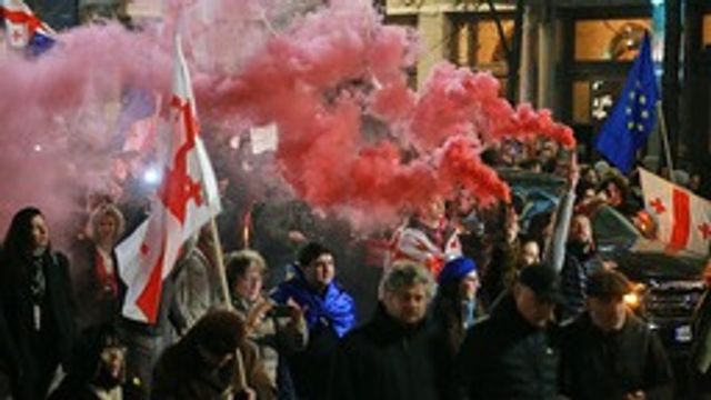 Demonstrationer i Georgiens huvudstad Tblisi. Arkivbild. Foto: Zurab Tsertsvadze/AP/TT