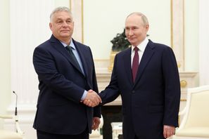 Ungerns ledare Viktor Orbán skakar hand med Rysslands president Vladimir Putin under en kritiserad "fredsresa" till Moskva i juli. Valerij Sjarifulin/Sputnik/Kreml pool via AP/TT