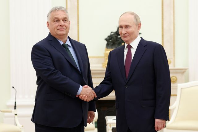 Ungerns ledare Viktor Orbán skakar hand med Rysslands president Vladimir Putin under en kritiserad "fredsresa" till Moskva i juli. Valerij Sjarifulin/Sputnik/Kreml pool via AP/TT