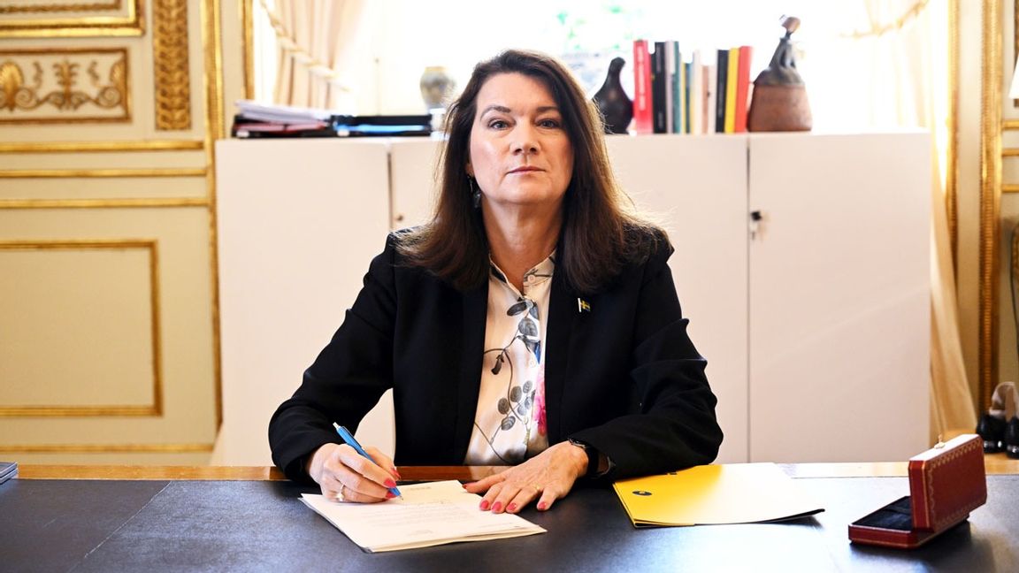 Här undertecknar utrikesminister Ann Linde Sveriges Natoansökan. Foto: Henrik Montgomery/TT