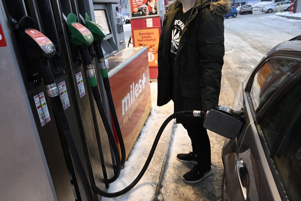 Producentpriserna sjunker kraftigt i anslutning till lägre bensinpriser. Arkivbild. Foto: Fredrik Sandberg/TT