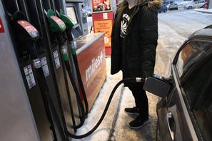 Producentpriserna sjunker kraftigt i anslutning till lägre bensinpriser. Arkivbild. Foto: Fredrik Sandberg/TT