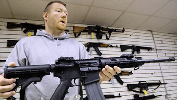 AR-15 har orsakat stor debatt på båda sidor av Atlanten. Foto: Seth Perlman/AP/TT