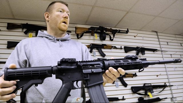 AR-15 har orsakat stor debatt på båda sidor av Atlanten. Foto: Seth Perlman/AP/TT