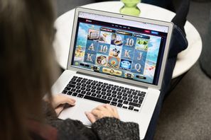 Spelinspektionen gör få kontroller av spelbranschen, anser Riksrevisionen. Arkivbild. Karin Wesslén / TT