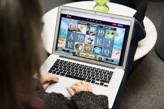 Spelinspektionen gör få kontroller av spelbranschen, anser Riksrevisionen. Arkivbild. Karin Wesslén / TT