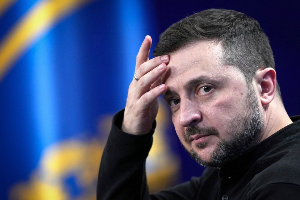 Ukrainas president Volodymyr Zelenskyj under en pressträff i Kiev på söndagen. Foto: Evgeniy Maloletka/AP/TT