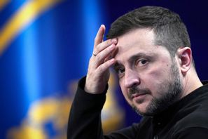 Ukrainas president Volodymyr Zelenskyj under en pressträff i Kiev på söndagen. Foto: Evgeniy Maloletka/AP/TT
