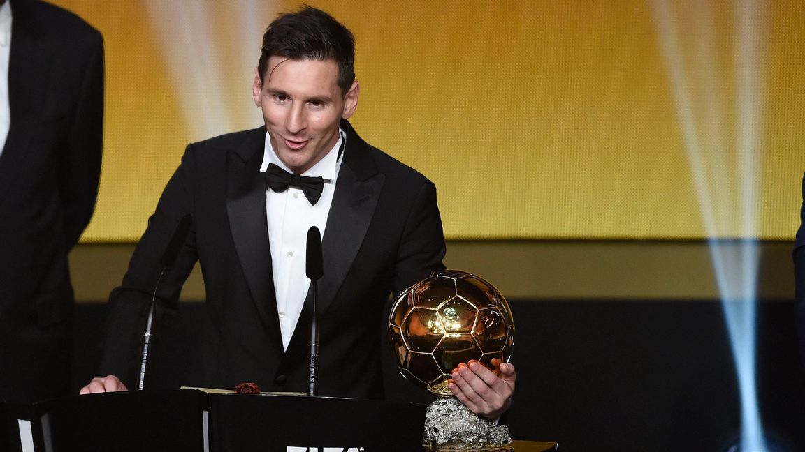 Lionel Messi med tidigare vunna Ballon d’Or. Foto: Valeriano Di Domenico /AP/TT