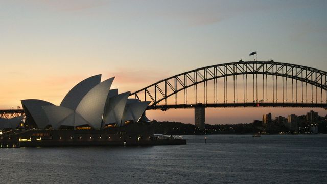 Folktomt utanför operahuset i Sydney, och några utländska turister lär inte synas till under 2021 heller. Arkivbild. Gustav Sjöholm/TT