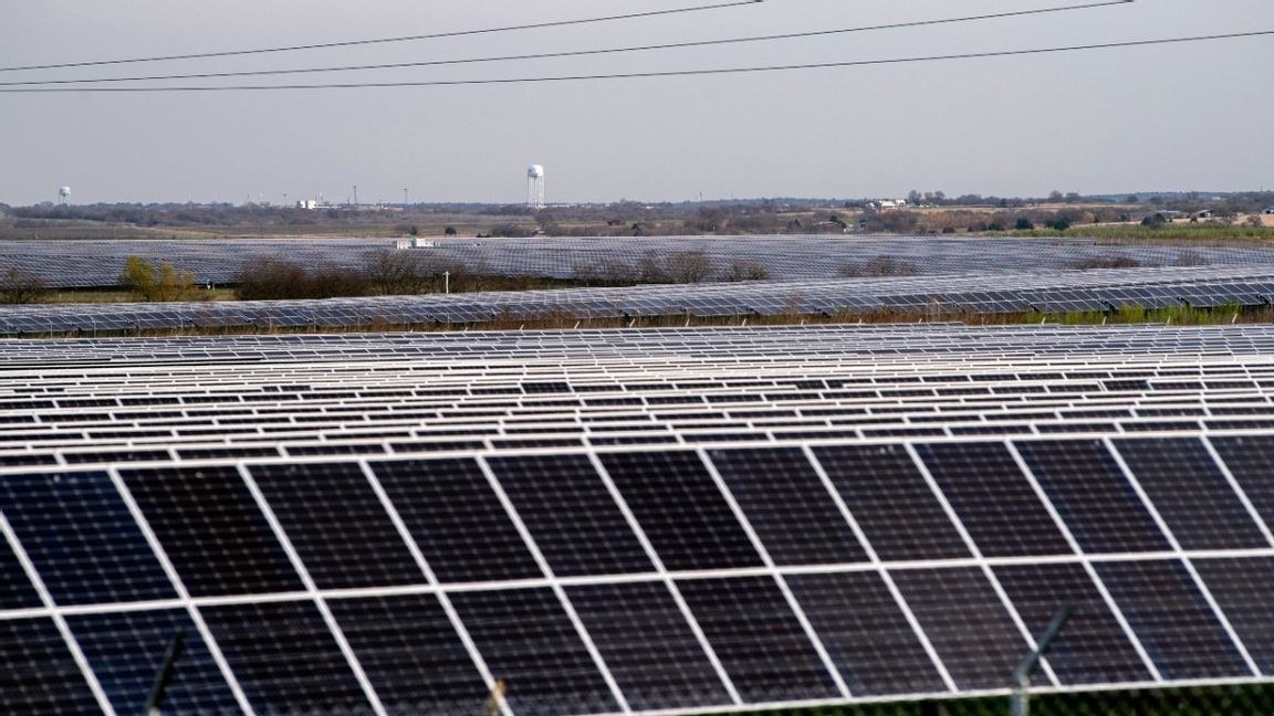 Solel och energibesparing, nu försöker hela Europa få ner sina elräkningar. Arkivbild. Foto: Henrik Montgomery/TT