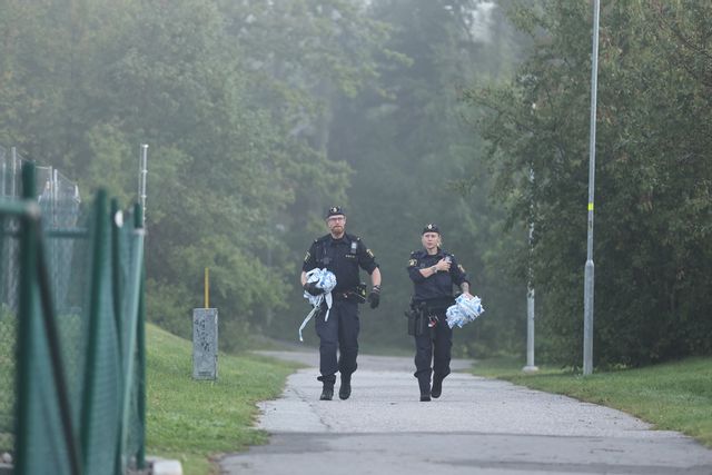 Två män har skjutits i en bil i Järfälla norr om Stockholm. Foto: Caisa Rasmussen/TT