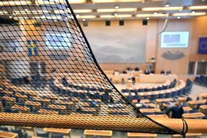 Ett nät har satts upp vid delar av åhörarläktaren i riksdagen. Henrik Montgomery/TT