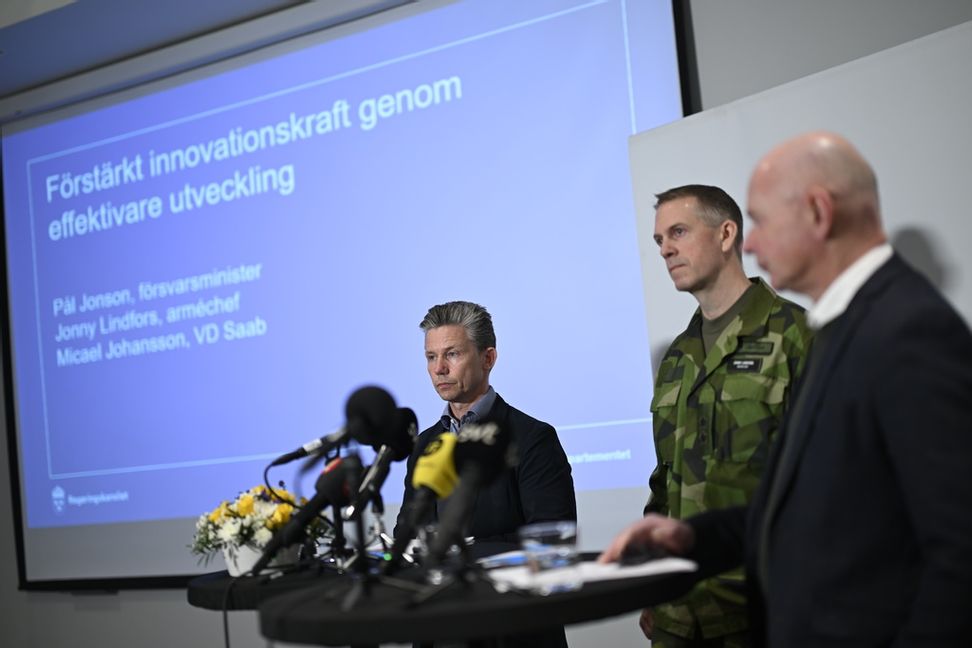 Försvarsminister Pål Jonson, arméchef Jonny Lindfors och Saabs VD Micael Johansson under pressträffen på Folk och försvars rikskonferens i Sälen. Foto: Pontus Lundahl/TT