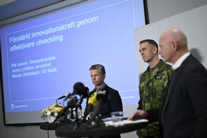 Försvarsminister Pål Jonson, arméchef Jonny Lindfors och Saabs VD Micael Johansson under pressträffen på Folk och försvars rikskonferens i Sälen. Foto: Pontus Lundahl/TT