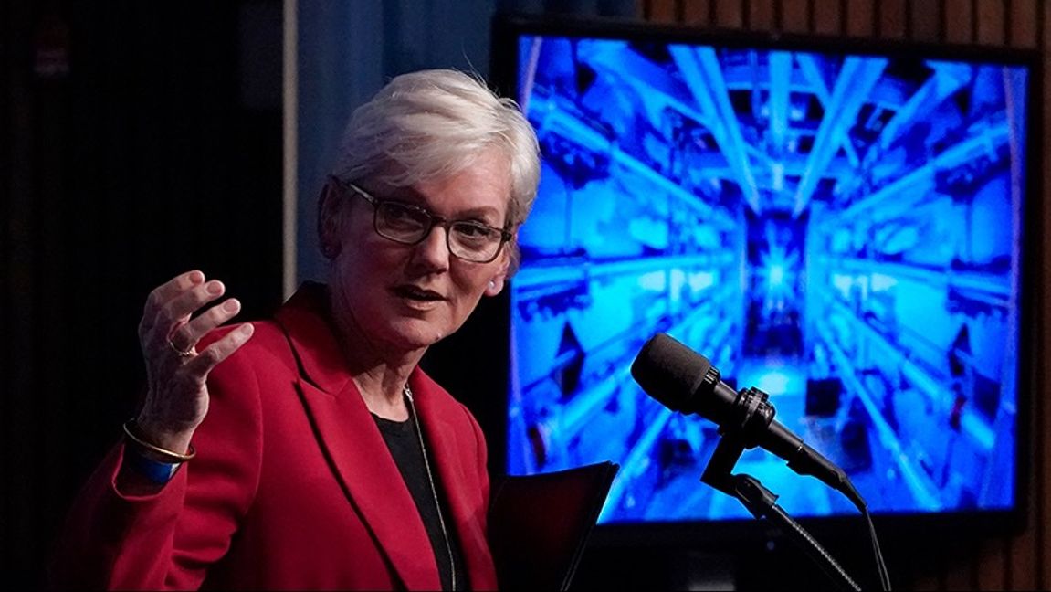 USA:s energiminister Jennifer Granholm presenterar förra årets genombrott inom fusion på en presskonferens. Foto: J. Scott Applewhite/AP/TT 