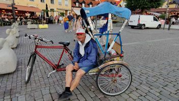 ”Cykel-Calle” vid sin riksha som han hoppas få en hjälpmotor till. Foto: Tomas Hedlund