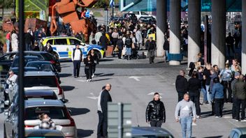 Evakuerade besökare väntar utanför köpcentrat Emporia i Malmö. Foto: Johan Nilsson/TT