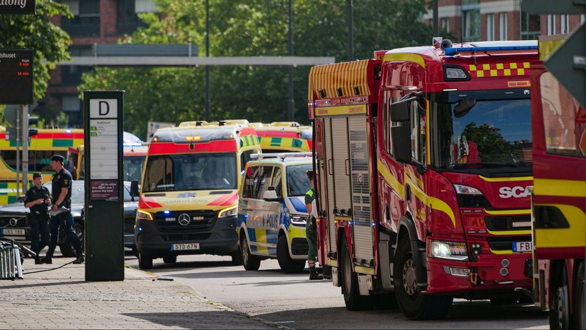 Polis och räddningstjänst på plats där flera personer har blivit påkörda i Malmö. Foto: Mikael Nilsson/TT