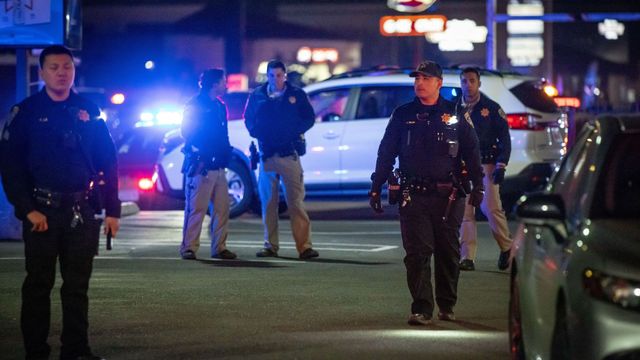 Polis på plats efter skjutningen i Stockton. Foto: Ethan Swope/AP/TT