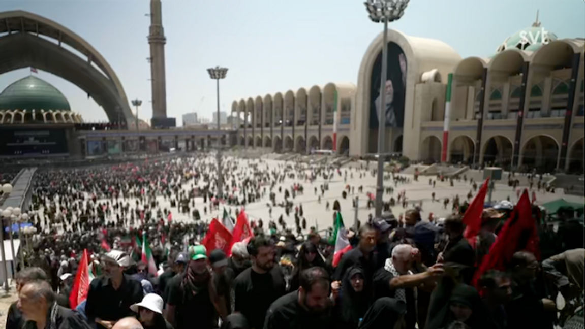 Sörjande vid ayatollah Khameneis begravning i Teheran. Foto: Skärmdump via SVT