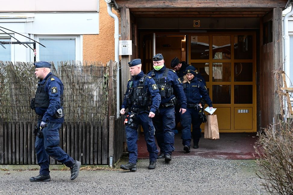 Poliser på plats i Södertälje på torsdagen efter mordet på Salwan Momika. Jonas Ekströmer/TT