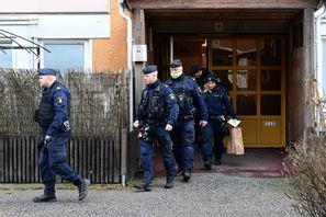 Poliser på plats i Södertälje på torsdagen efter mordet på Salwan Momika. Jonas Ekströmer/TT