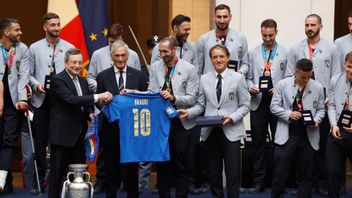 Italian Prime Minister Draghi receives a jersey with his name after Italy won the European Championship in football, July 12. Back in 2012 Italy lost the final to Spain and Draghi, then the head of ECB, famously promised to do ”whatever it takes” to save the Euro (the currency, not the football tournament). Now he has launched an ambitious economic recovery plan for Italy. Photo: Riccardo De Luca/AP/TT