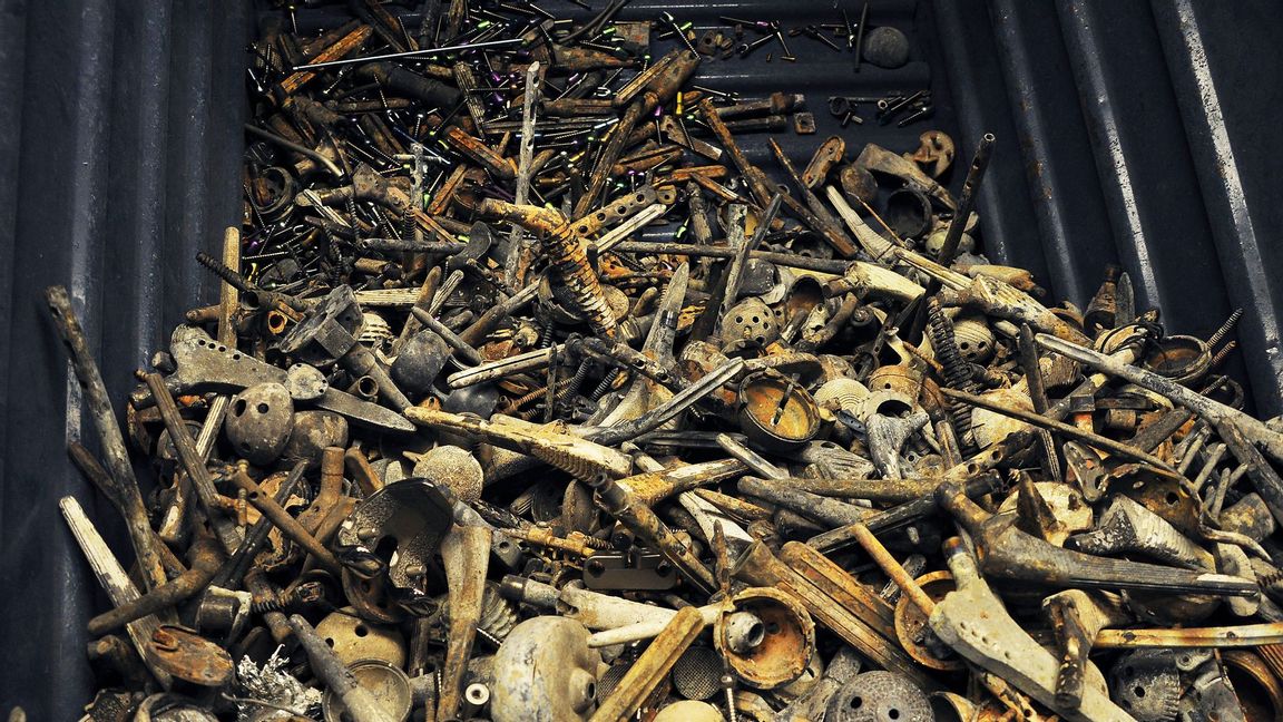 Genrebild. Allt fler svenskar väljer kremering. Metaller från bland annat opererade höft- och knäleder återvinns och ger miljoner till Allmänna arvsfonden. Foto: Gustav Sjöholm/TT