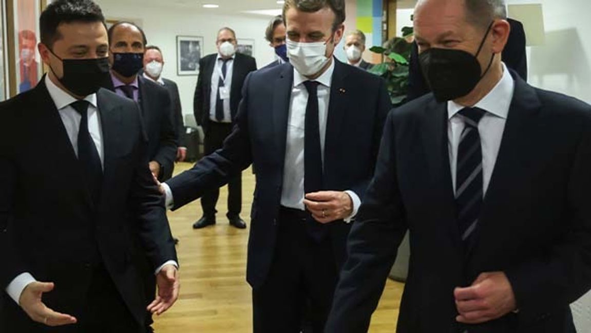 Ukrainas president Volodymyr Zelenskyj, Frankrikes president Emmanuel Macron och Tysklands förbundskansler Olaf Scholz under samtal i Bryssel på onsdagen. Foto: Kenzo Tribouillard/AP/TT