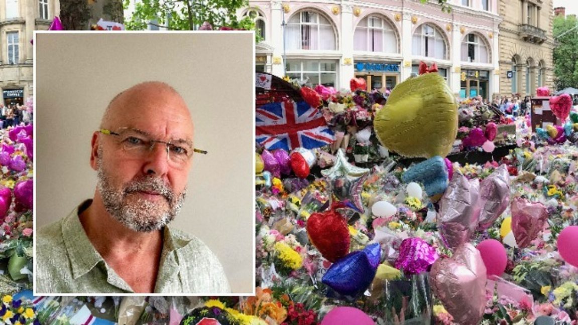 I bakgrunden blomsterhav efter terrorbombningen av Machester Arena 2017. Bild: Privat/Tomasz ”odder” Kozlowski/CC BY-SA 4.0
