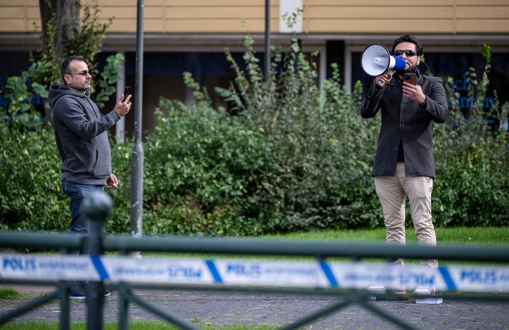 Salwan Najem (till vänster) och Salwan Momika under en av sina uppmärksammade aktioner där koranen brändes i Malmö 2023. Arkivbild. Foto: Johan Nilsson/TT