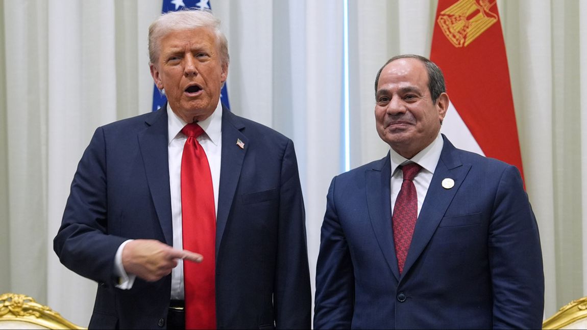 USA:s president Donald Trump tas emot av Egyptens president Abd al-Fattah al-Sisi i Sharm el-Sheikh på måndagen. Foto: Evan Vucci/AP/TT