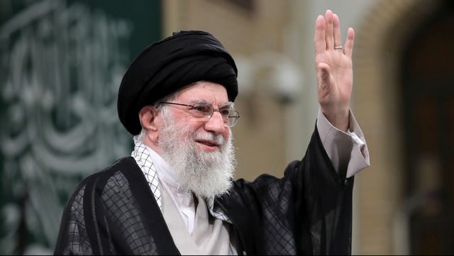 Ayatolla Ali Khamenei håller tal inför universitetsstudenter under lördagen och hotar hämnas Israel och USA. Foto: Ayatollans kansli via AP/TT