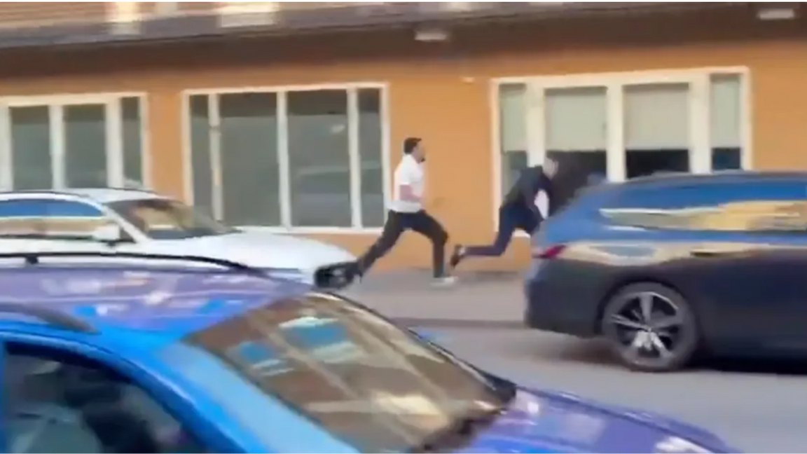 Den utpekade gärningsmannen jagar sitt offer på Storgatan i Kristianstad. Foto: Privat