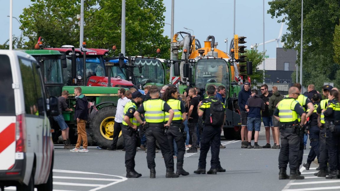 Stora traktorer under måndagens protester. Foto: Peter Dejong/AP/TT 