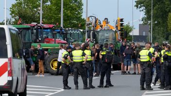 Stora traktorer under måndagens protester. Foto: Peter Dejong/AP/TT