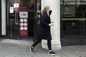 Nu inleds ett försök att tillåta pantning av pappersmuggar i Köpenhamn. Arkivbild. Kirsty Wigglesworth/AP/TT