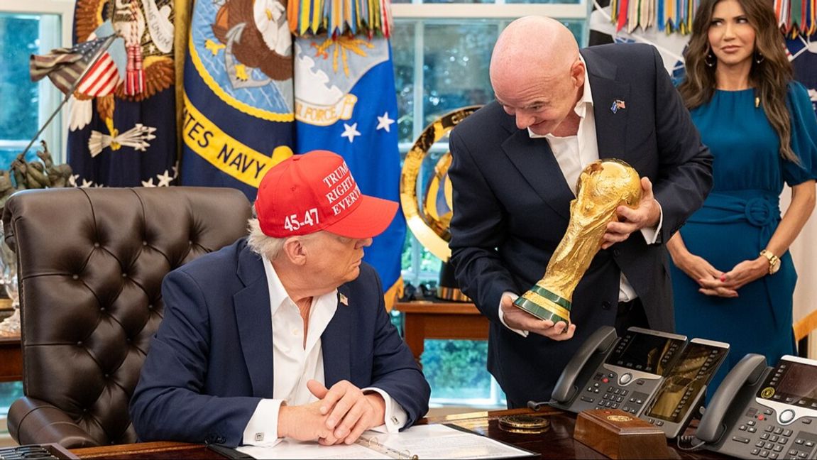  Trump och Fifa-bossen Gianni Infantino inspekterar VM-pokalen. Foto: White house, public domain